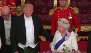 Chạm tay vào lưng Nữ hoàng, ông Trump vi phạm nghi thức Hoàng gia Anh?