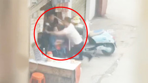 Video: Cảnh sát đột kích bắt kẻ cầm dao, giải cứu nữ con tin như phim hành động