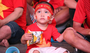 Ảnh: Fan nhí đáng yêu cổ vũ đội tuyển Việt Nam ở phố đi bộ Nguyễn Huệ