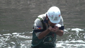 Video: Chuyên gia Nhật Bản dùng tay không lấy nước Tô Lịch ngửi mùi sau xử lý