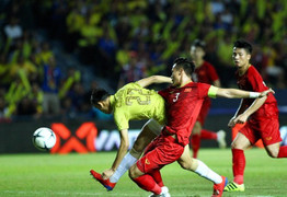 Những phút bù giờ nghẹt thở trong trận đấu giữa Việt Nam và Thái Lan