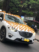 Thú nhún Emoji lò xo tạo 'cơn sốt' trên đường phố Hà Nội, người bán kiếm bộn tiền