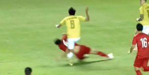 Video: Đoàn Văn Hậu bị cầu thủ Thái Lan phạm lỗi thô bạo