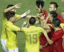 Video: Tiền vệ Thái Lan chơi xấu, vả thẳng mặt Đoàn Văn Hậu