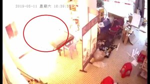 Clip: Pin xe đạp điện nổ như bom khi đang sạc trong nhà