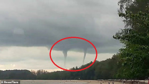 Clip: Vòi rồng kép cực hiếm càn quét bầu trời Thái Lan