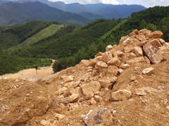 Núp bóng cải tạo vườn đồi, nhóm 'quặng tặc' đưa máy móc khai thác trái phép đá thạch anh ở Nghệ An