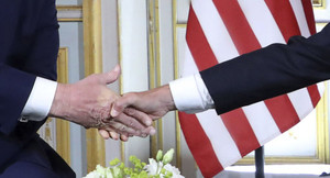 Tổng thống Macron dồn lực khi bắt tay, ông Trump 'lãnh hậu quả'