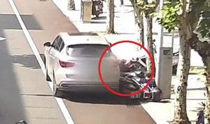 Clip: Tài xế quên kéo phanh tay, ô tô trôi tự do cán 2 người đi xe máy