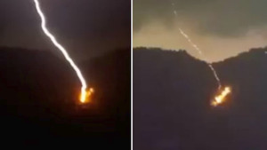 Clip: Kinh hoàng sét đánh trúng sườn đồi khiến mặt đất sáng rực