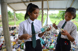 Kỳ lạ ngôi trường thu học phí bằng rác thải