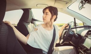 Nữ tài xế bị phạt vì quá xinh đẹp