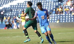 Thủ môn Thái Lan mắc sai lầm khiến đồng đội rời sân bằng cáng