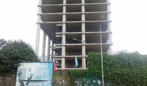 Tòa tháp ngàn tỷ bỏ hoang, đổ nát giữa Thủ đô