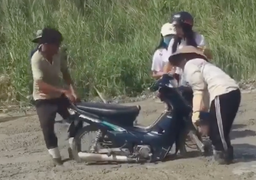 Clip: 2 cô gái phóng xe lao thẳng vào đường đang đổ bê tông khiến dân mạng chào thua