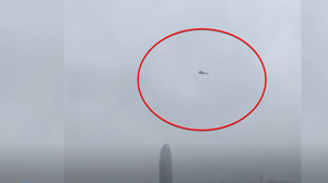 Clip: Khoảnh khắc trực thăng chao đảo trước khi đâm vào nóc cao ốc ở New York