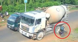 Clip: Người phụ nữ suýt chết dưới bánh xe bồn phóng nhanh vượt ẩu