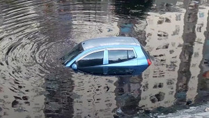 Clip: Quên kéo phanh tay, ôtô con rơi xuống sông Tô Lịch