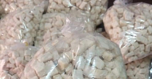 Cùi bưởi tưởng bỏ đi nhưng giá tiền triệu vẫn 'cháy hàng'