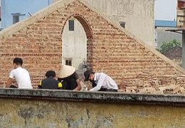 Học sinh ở Bắc Ninh bị phạt đội nắng đẽo gạch trên mái nhà: Hiệu trưởng nói gì?