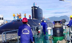 Bên trong nhà máy sửa chữa tàu ngầm ở Cam Ranh