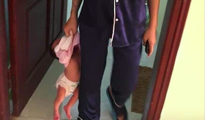 Phẫn nộ hình ảnh mẹ xăm trổ túm áo, xách con nhỏ lủng lẳng trên tay