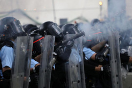 Video: Cảnh sát Hong Kong bắn hơi cay giải tán người biểu tình