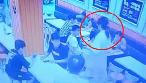 Phẫn nộ clip bà bầu hất thức ăn nóng vào bé gái chưa đầy 1 tuổi để trả thù