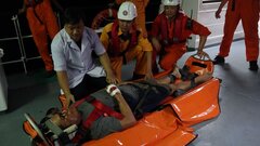 Vượt sóng cứu thuyền viên Philippines bị tai nạn trong đêm