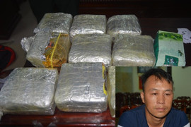 Bắt giữ kẻ vận chuyển 10kg ma túy tổng hợp từ Lào vào Nghệ An