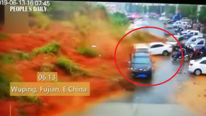 Clip: Lở đất khủng khiếp như tận thế, cuốn phăng hàng chục ô tô