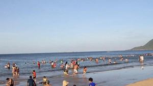 Nắng nóng, người dân Hà Tĩnh đổ xô xuống biển hạ nhiệt