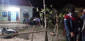 Bị hàng xóm truy sát, cha chết, 2 con nguy kịch