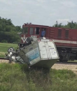 Clip: Hiện trường xe tải bị tàu hỏa đâm nát đầu tại Hà Tĩnh