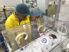 Clip: Sản phụ ung thư giai đoạn cuối nắm chặt tay con qua lồng kính mãi không rời