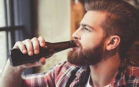 Cơ thể sẽ hấp thụ bao nhiêu calo trong một chai bia?