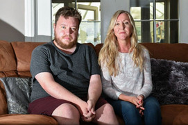 Đi du lịch về, bà mẹ mới phát hiện quên con ở sân bay