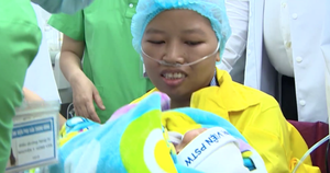 Nghẹn ngào khoảnh khắc người mẹ ung thư ôm con trai Bình An vào lòng: 'Bình An nắm tay mẹ à'