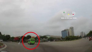 Kinh hoàng ô tô con phóng nhanh đâm ngang xe khách tại ngã tư