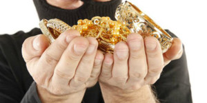 Nam sinh lớp 12 cầm hung khí khống chế, cướp trang sức của mẹ bạn thân