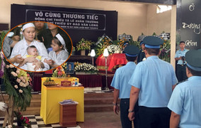 Nghẹn ngào hình ảnh vợ ôm con thơ ngơ ngác trong lễ tang phi công hy sinh