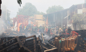 Xưởng gỗ 1.000m2 giáp ranh Quảng Nam - Đà Nẵng bốc cháy ngùn ngụt giữa trưa nắng nóng