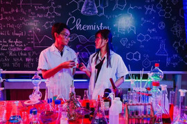 Bộ ảnh kỷ yếu phòng thí nghiệm độc đáo của học sinh Cần Thơ