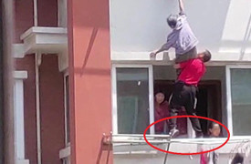 Clip: Thót tim cảnh giải cứu cụ bà ngã khỏi ban công tầng 4