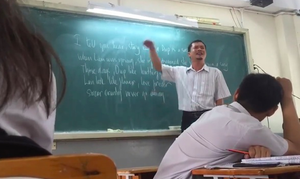 Thầy giáo ở TP.HCM dạy hát 'Chuyện tình Lan và Điệp' bằng tiếng Anh khiến dân mạng thích thú