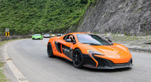 Khoảnh khắc vượt đèo Đá Trắng của đoàn siêu xe Car Passion
