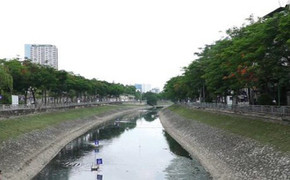 Nước sông Tô Lịch trong hơn sau 1 tháng làm sạch bằng công nghệ Nhật Bản