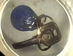 Say rượu, người đàn ông nuốt cả chìa khóa vào bụng