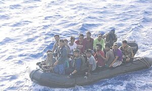 Tàu Philippines bị đâm chìm: Thế tiến thoái lưỡng nan của Tổng thống Duterte