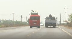 Video: Xe khách chở hàng cồng kềnh lao vun vút như muốn đoạt mạng người trên quốc lộ